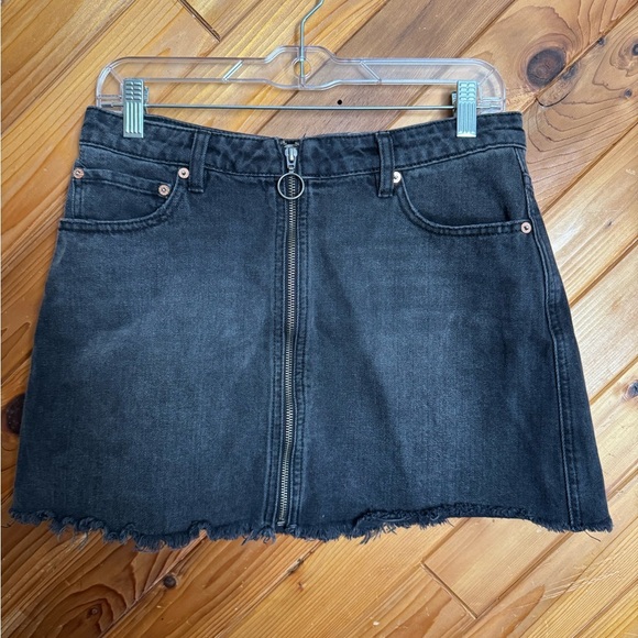 We The Free Zip It Up Black Denim Mini Skirt Size 29 - Picture 2 of 5